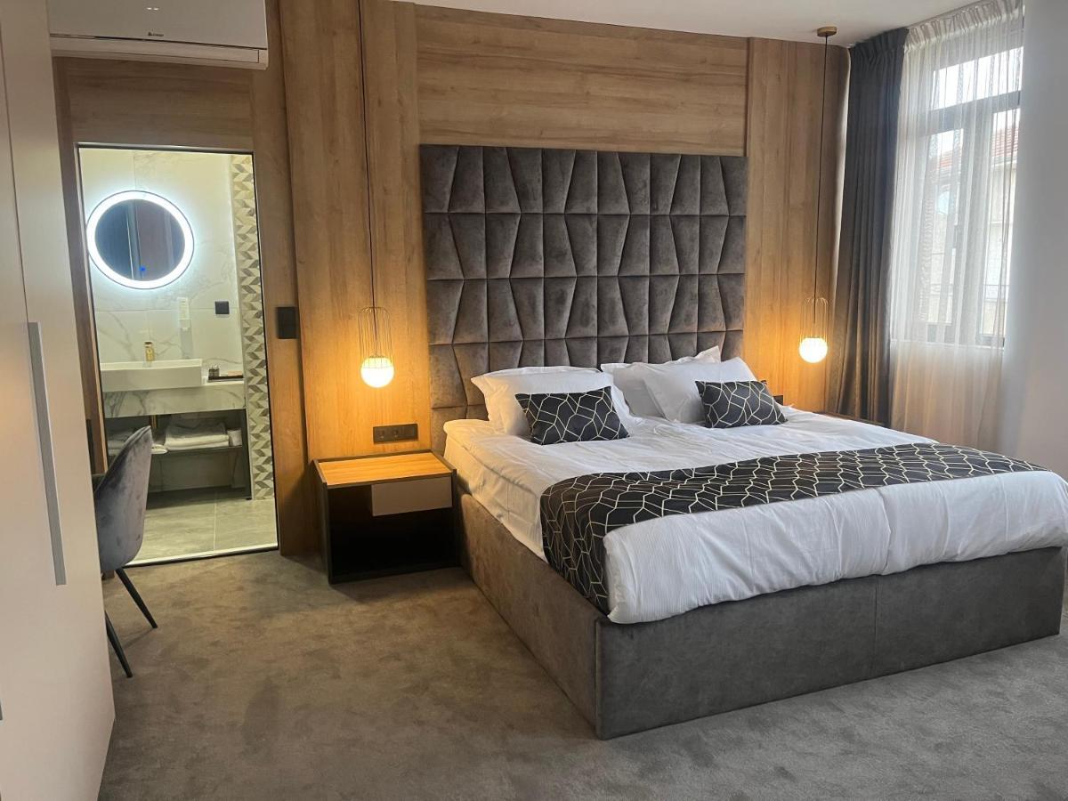 Hotel NIKS Sevlievo Buitenkant foto