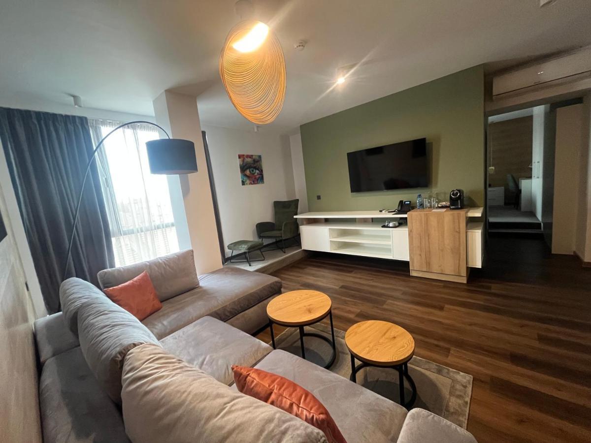 Hotel NIKS Sevlievo Buitenkant foto