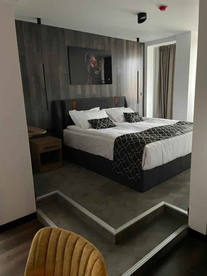 Hotel NIKS Sevlievo Buitenkant foto